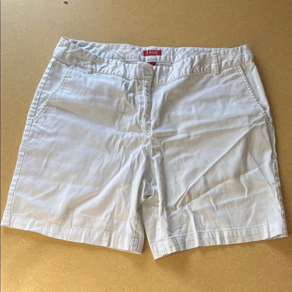 IZOD Women's White Shorts size 8 - Picture 1 of 10